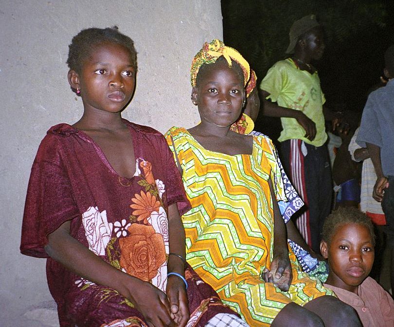 Mädchen beobachten Ringkämpfe